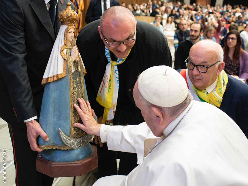El Papa Francisco y la imagen de la Virgen de Itati 00