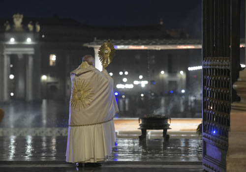 El Papa abraza a la humanidad