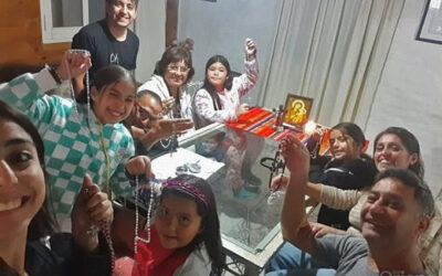 Más de seis años rezando juntos: el Rosario que une a las familias cada noche